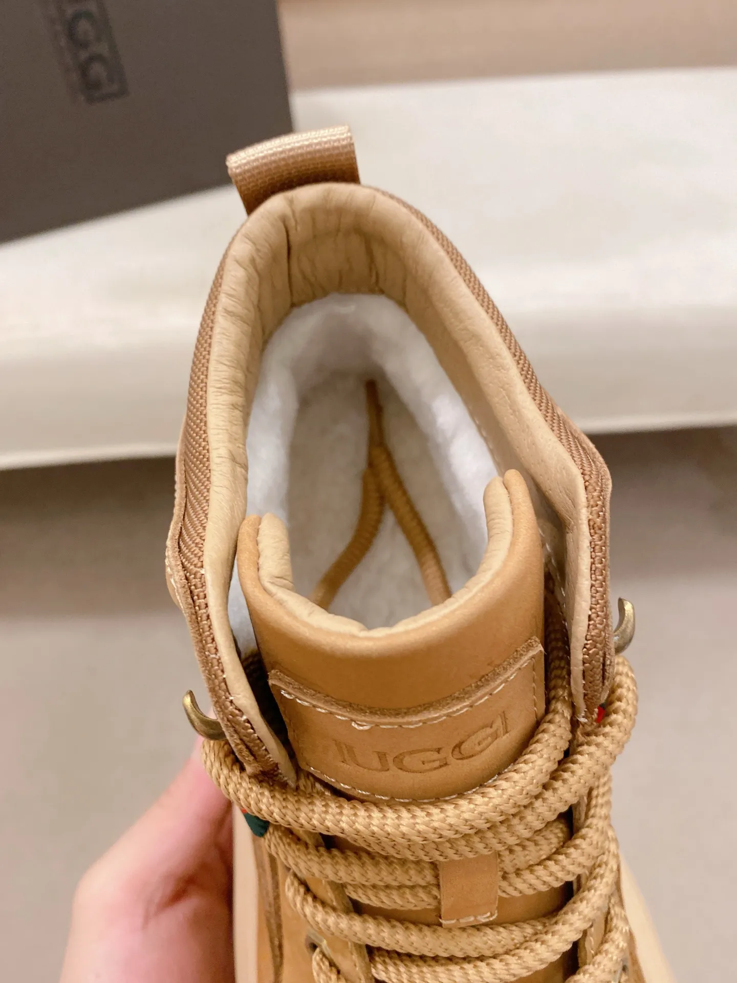 Factory price: 700💰New UGG fur-integrated men's simple and fashionable snow shoes. The most worth buying at the end of this year are warm casual shoes. Whether you are out and about at home, their comfortable and warm performance will be your most suitable fashion companion! The material is cowhide upper and imported wool is used inside. Two layers of cowhide for warmth and comfort! The eva+ rubber patch outsole is cushioned, non-slip and wear-resistant, and has good elasticity. It is light and wear-resistant, comfortable and soft, and the new simple cut is more fashionable. It has both practicality and fashion sense, so you no longer have to worry about how to match it in winter, while still maintaining your fashionable taste. High-quality genuine wool produced in Dongguan. The material depends on the details! Size: 39-40-41-42-43-44-45 sneaker size